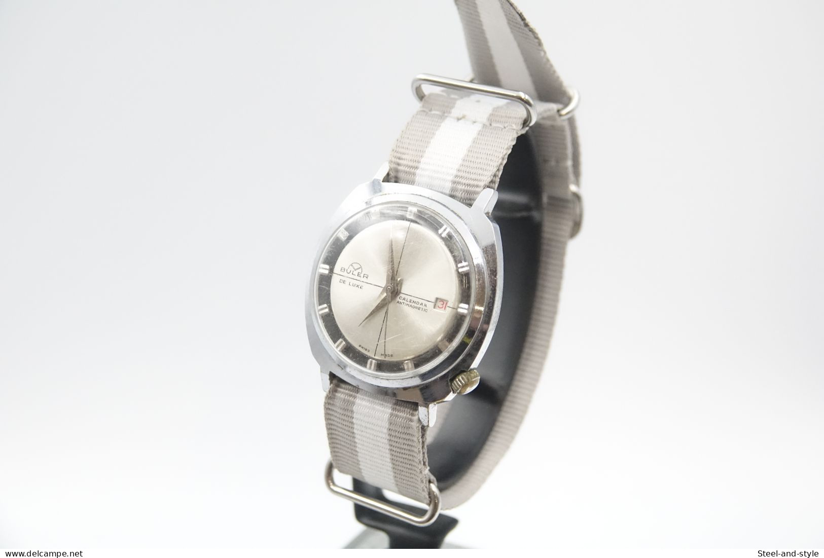 Watches :  BULER DE LUXE CALENDAR HANDWINDING VINTAGE Ref 1307C WITH NATO BAND - Original - Running - 1970 's - Horloge: Luxe