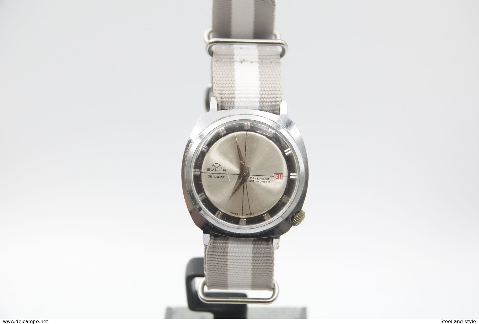 Watches :  BULER DE LUXE CALENDAR HANDWINDING VINTAGE Ref 1307C WITH NATO BAND - Original - Running - 1970 's - Horloge: Luxe