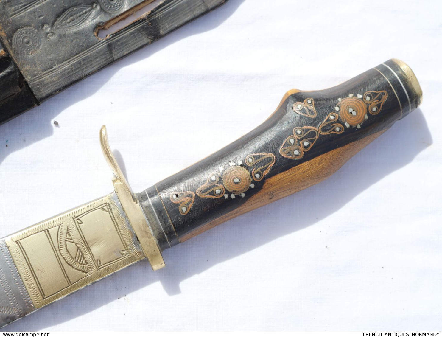 Couteau AFN - Afrique Du Nord - époque Guerre D'Algérie (souvenir)   Longueur Lame 16 Cm  Longueur Totale Du Coutea - Armes Blanches