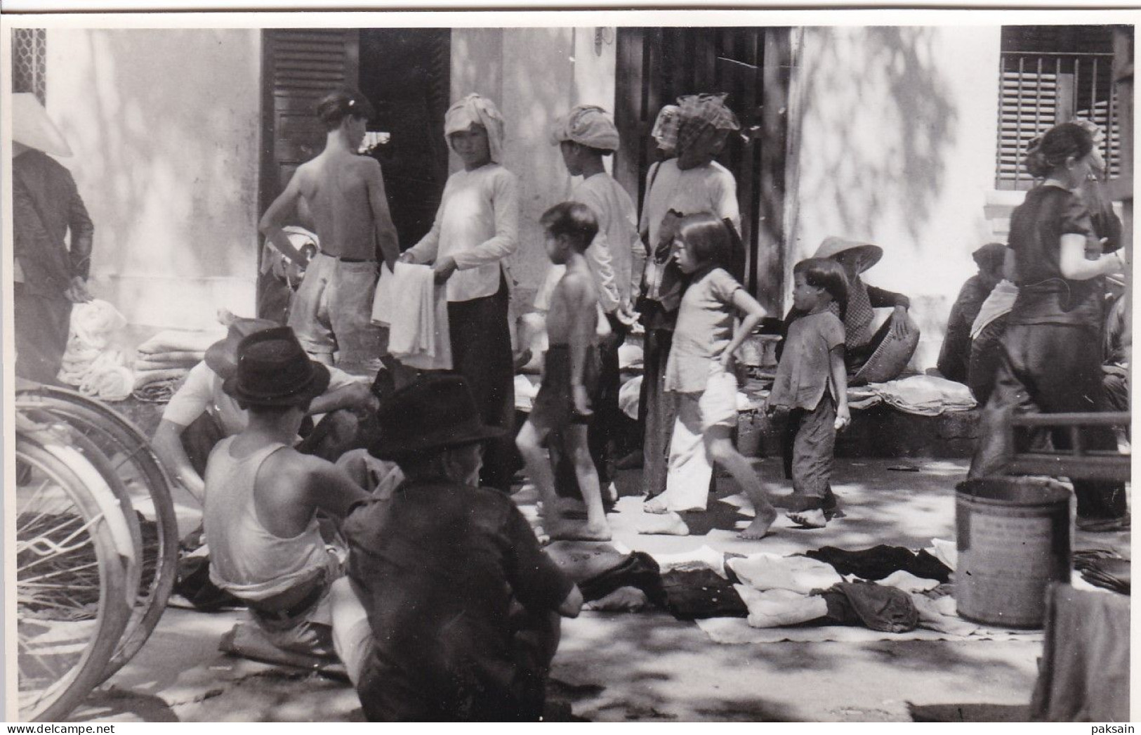 2 Photos 1948 Marché De Saigon Marchands D'habits Vietnam Cachet Haut Commissariat De France Pour L'Indochine - Asie