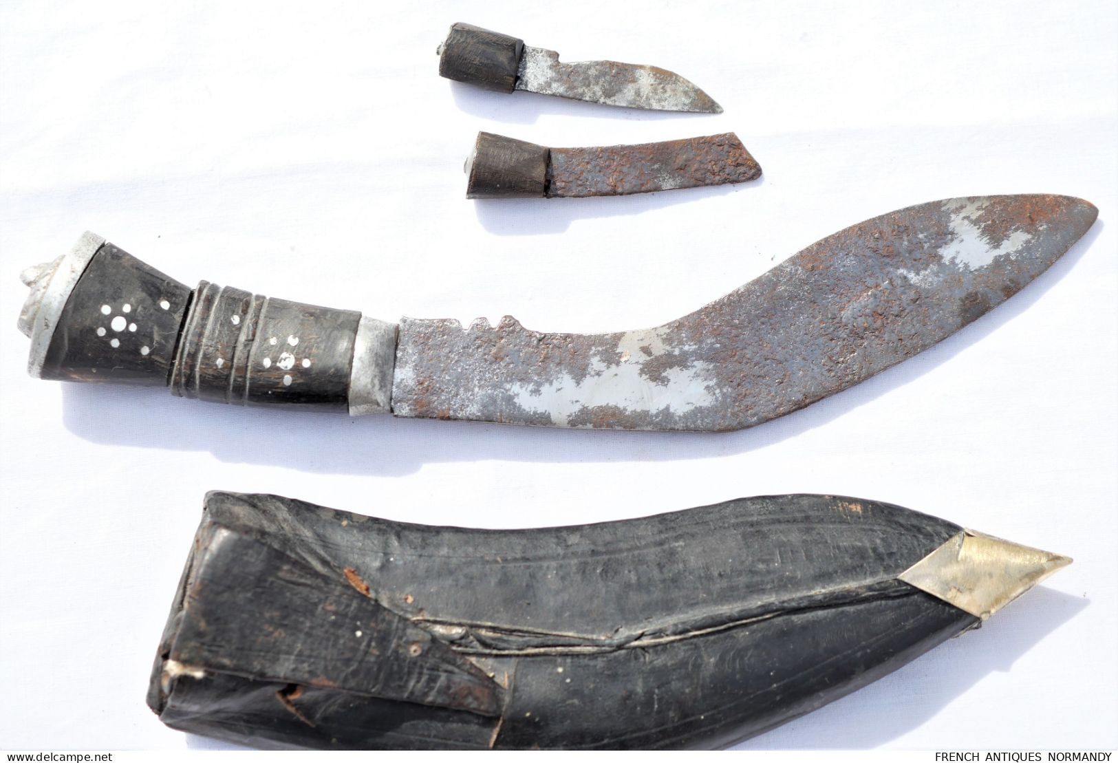 Kukri Khukuri - INDE - Indien - Ancien Des Années 30 / 40 Avec Fourreau Et Ses Deux Petits Couteaux   Vente En L'état - Armes Blanches