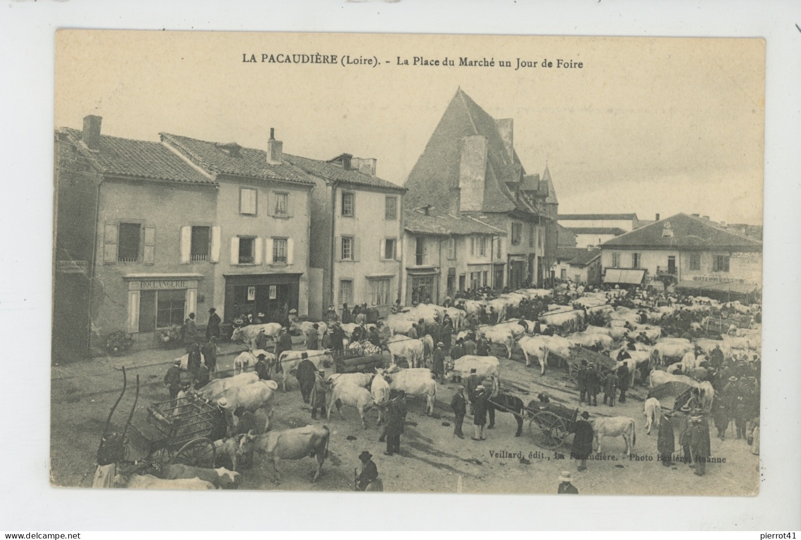 LA PACAUDIERE - La Place Du Marché Un Jour De Foire - La Pacaudiere