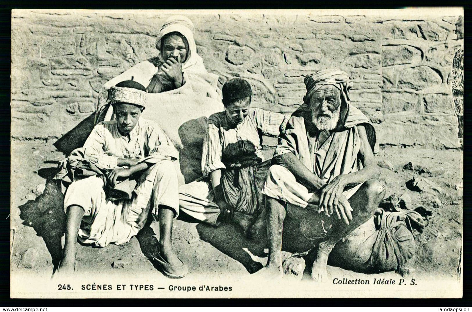 A67  ALGERIE CPA  SCENES ET TYPES - GROUPE D' ARABES - Collections & Lots