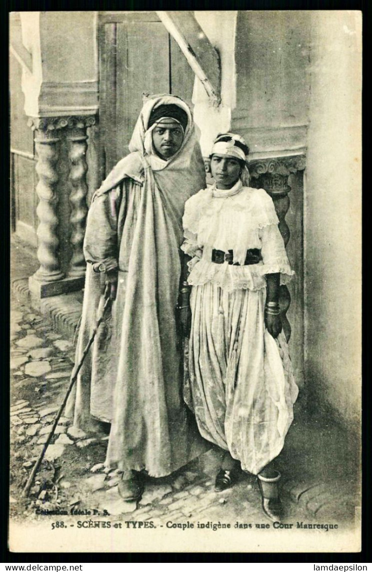 A67  ALGERIE CPA  SCENES ET TYPES - COUPLE INDIGENE DANS UNE COUR MAURESQUE - Collections & Lots