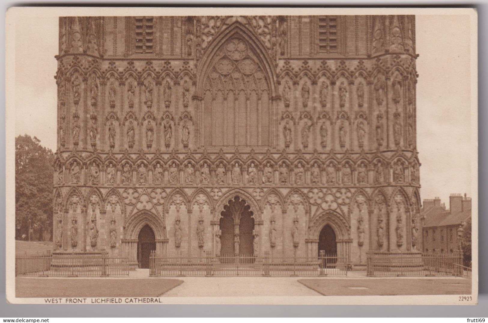 AK 197348 ENGLAND - Lichfield Cathedral - West Front - Autres & Non Classés