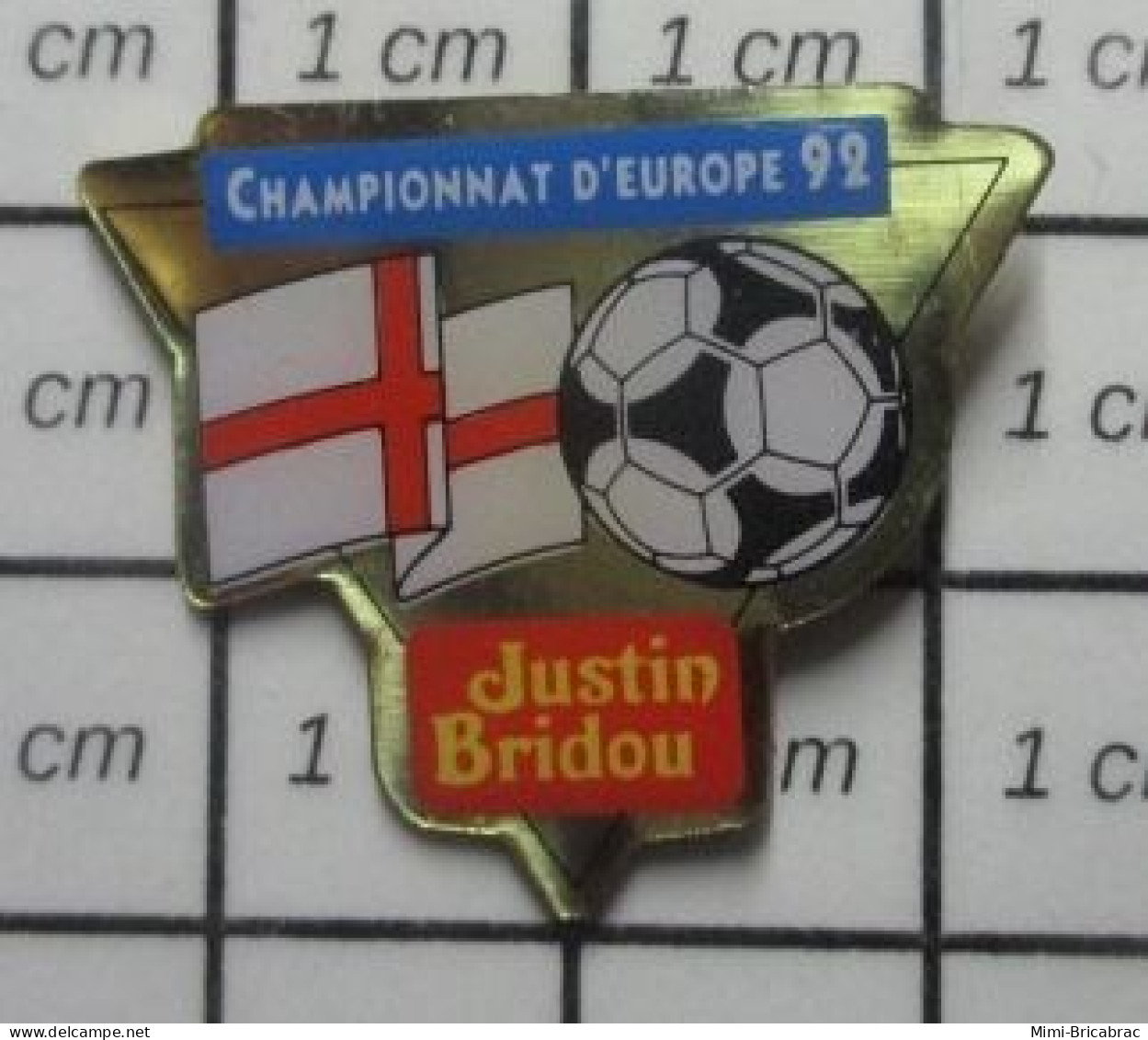 2922 Pin's Pins / Beau Et Rare / SPORTS / FOOTBALL CHAMPIONNAT D'EUROPE 1992 SUEDE DRAPEAU ANGLAIS JUSTIN BRIDOU - Football