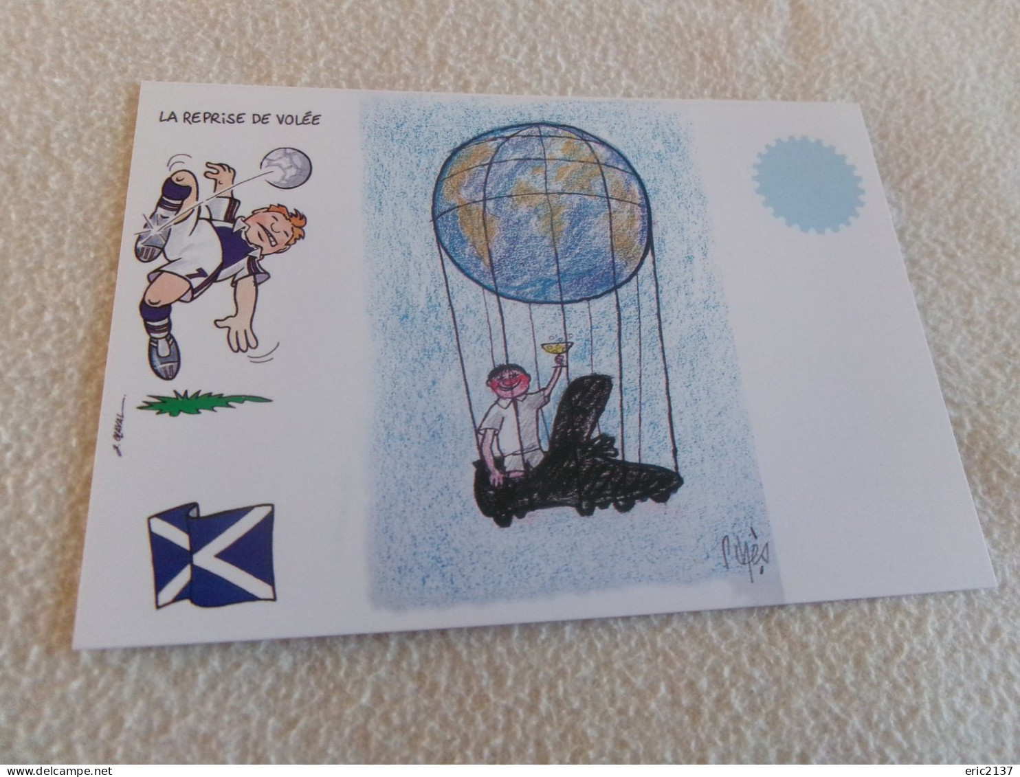 BELLE ILLUSTRATION HUMORISTIQUE COUPE DU MONDE DE FOOTBALL 1998.."ECOSSE...LA REPRISE DE VOLEE" ..signe R. PAGES - Pages