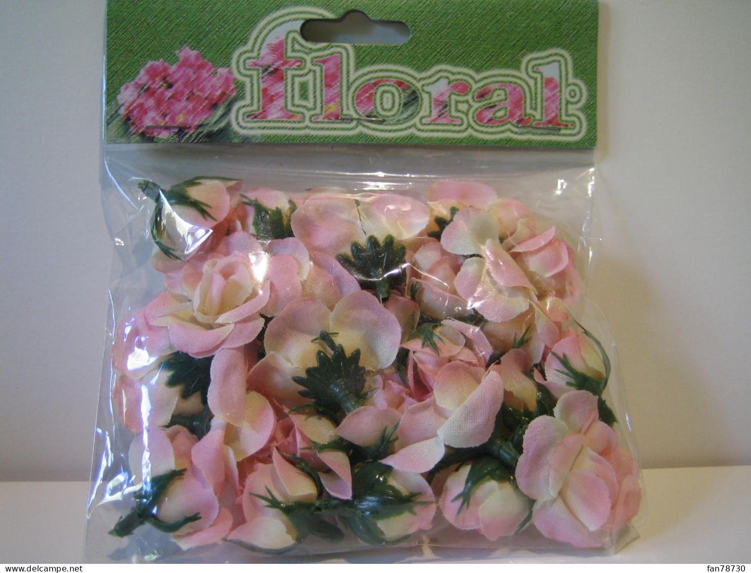 Sachet De Jolies Petites Roses En Tissu, En Boutons Et épanouies - Autres & Non Classés