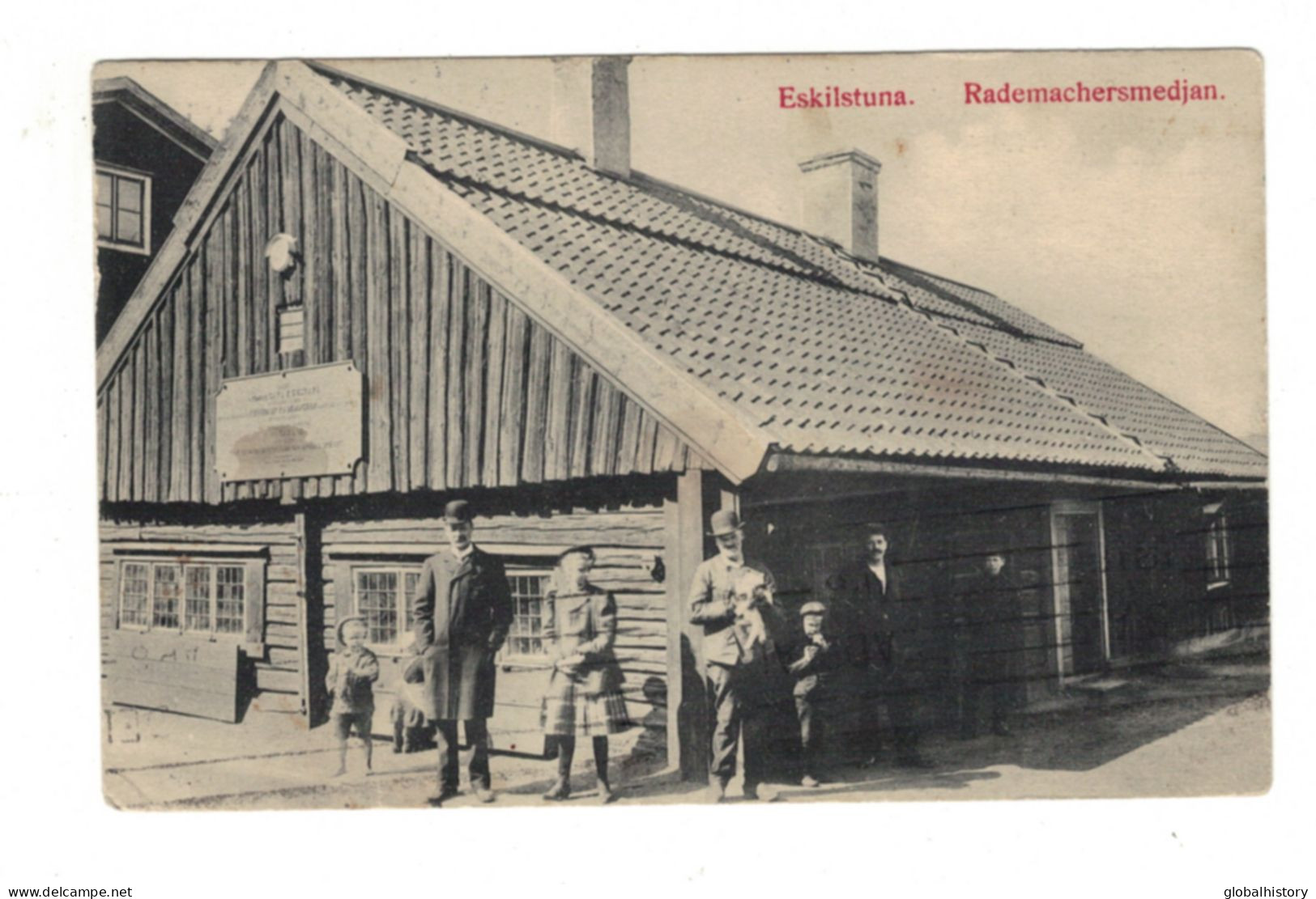 DH1728 - ESKILSTUNA - RADEMACHERSMEDJAN - SOME PEOPLE POSING IN FRONT OF A HOUSE - Suecia