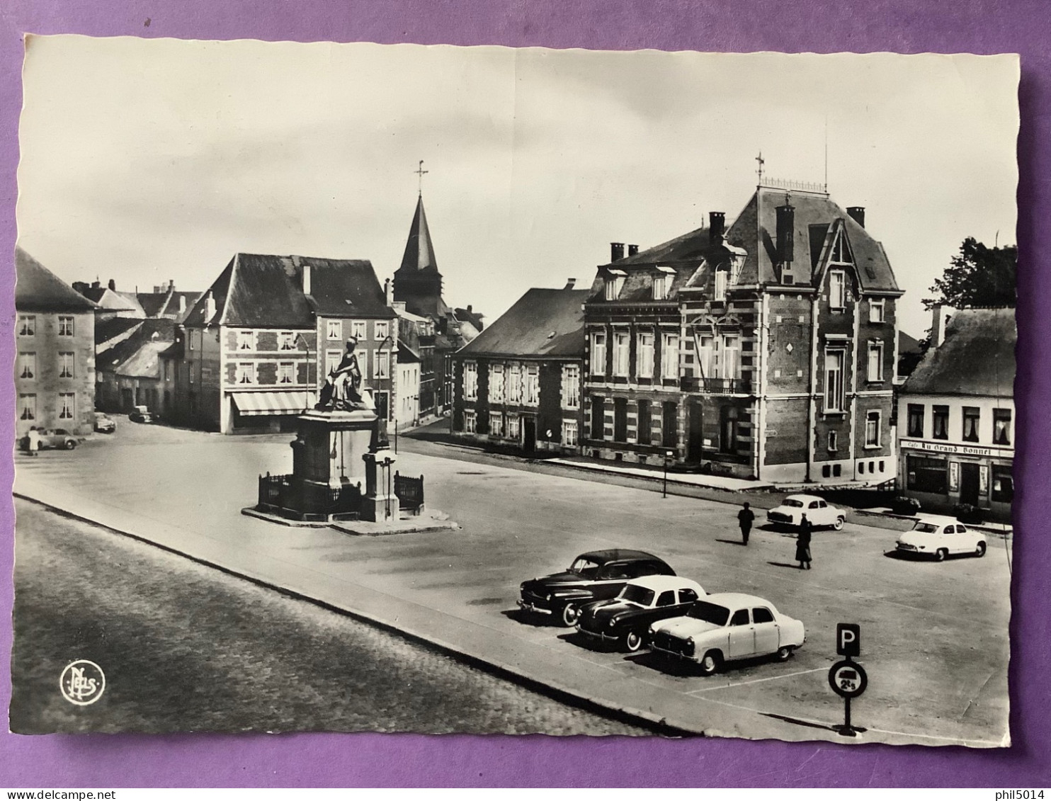 Belgique  CPSM    PHILIPPEVILLE     Grand’Place Et Banque Nationale     Voitures…  Bon état - Philippeville