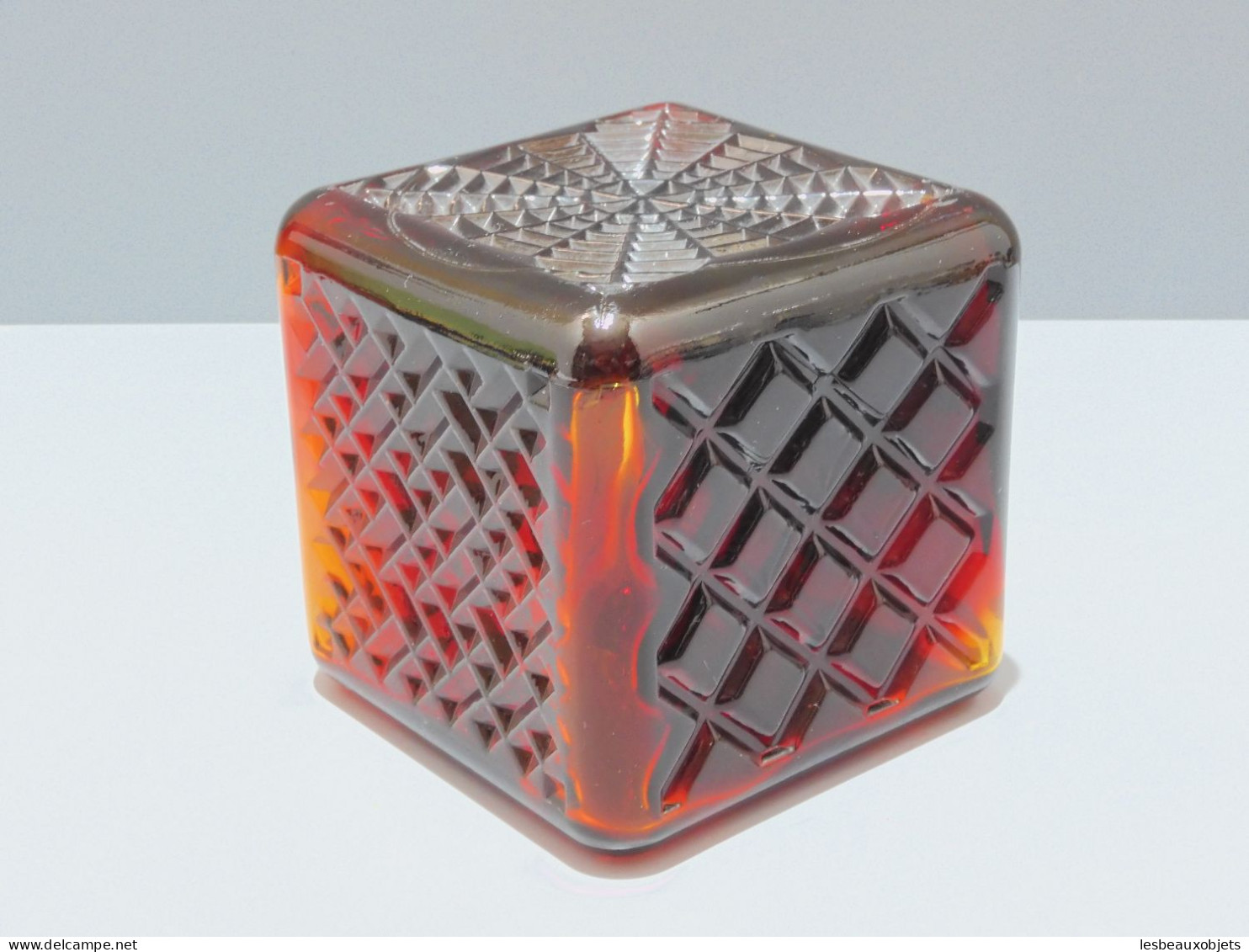 -CUBE En VERRE MURANO? PRESSE PAPIER Couleur Ambrée Trace Coupe Signée   E - Glass & Crystal