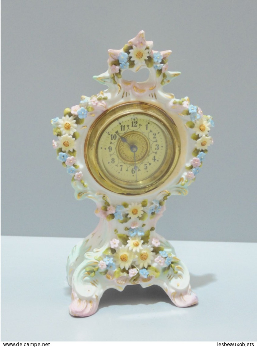 -JOLIE ANCIENNE PENDULETTE PORCELAINE ALLEMANDE DE SAXE ? EPEES CROISEES?  E - Horloges