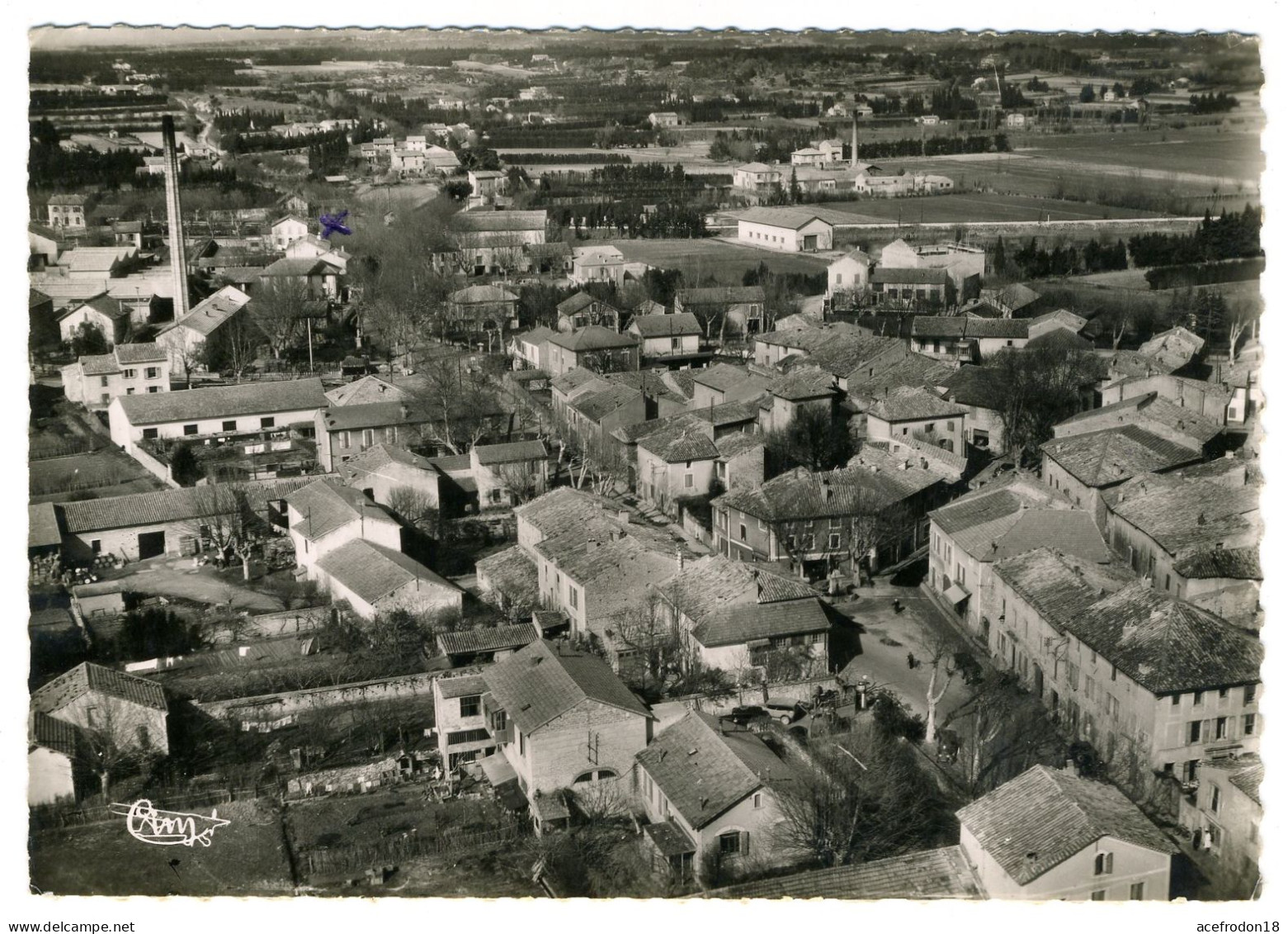 84 - Sarrians - Vue Aérienne Sur Une Partie Du Village Et Les Usines - Sarrians