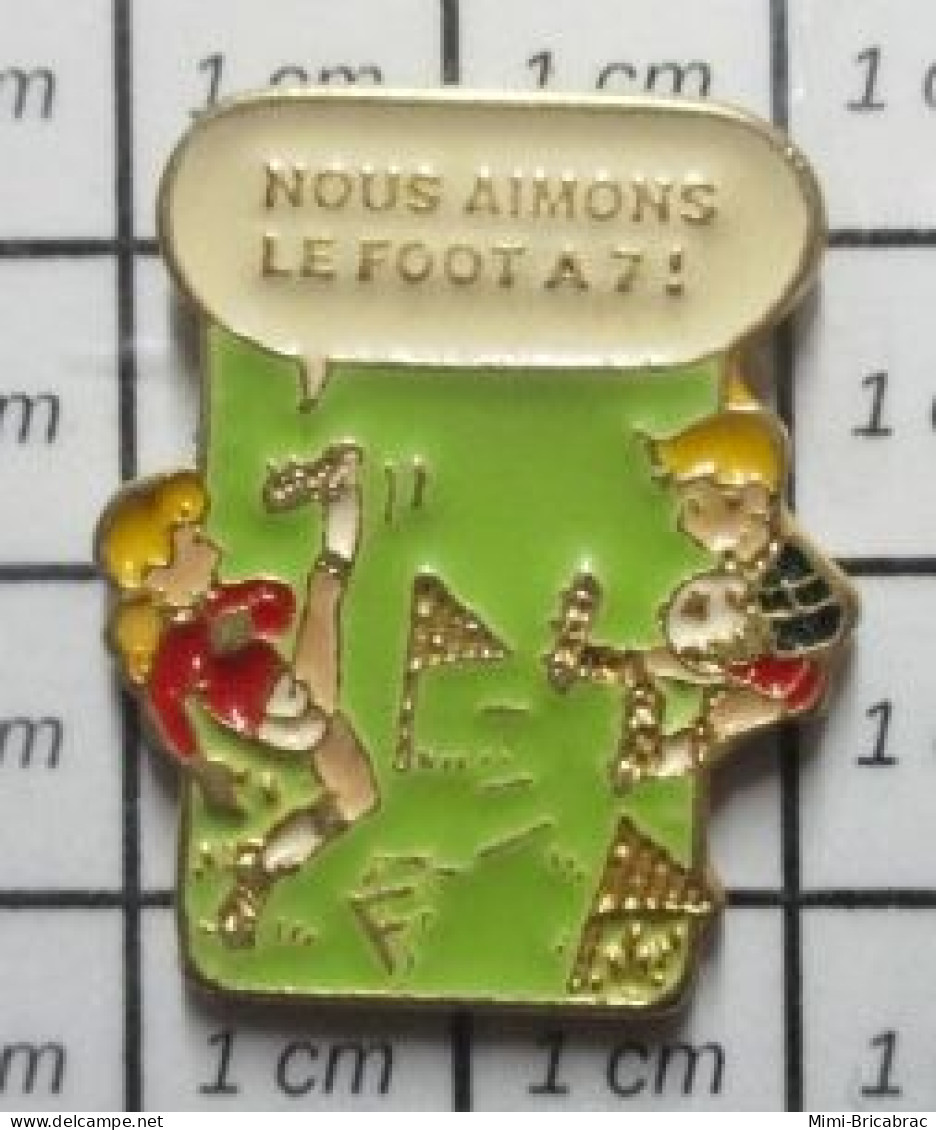 617 Pin's Pins / Beau Et Rare / THEME : SPORTS / FOOTBALL GARCON FILLE NOUS AIMONS LE FOOT A 7 - Football