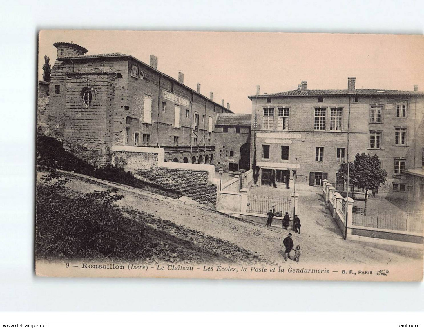 ROUSSILLON : Le Château, Les Ecoles, La Poste Et La Gendarmerie - Très Bon état - Roussillon