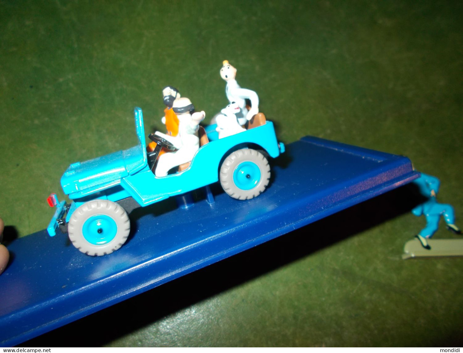 ancienne voiture metal tintin et milou hergé objectif lune + tintin metal lotus bleu 2010 capitaine haddock tournesol