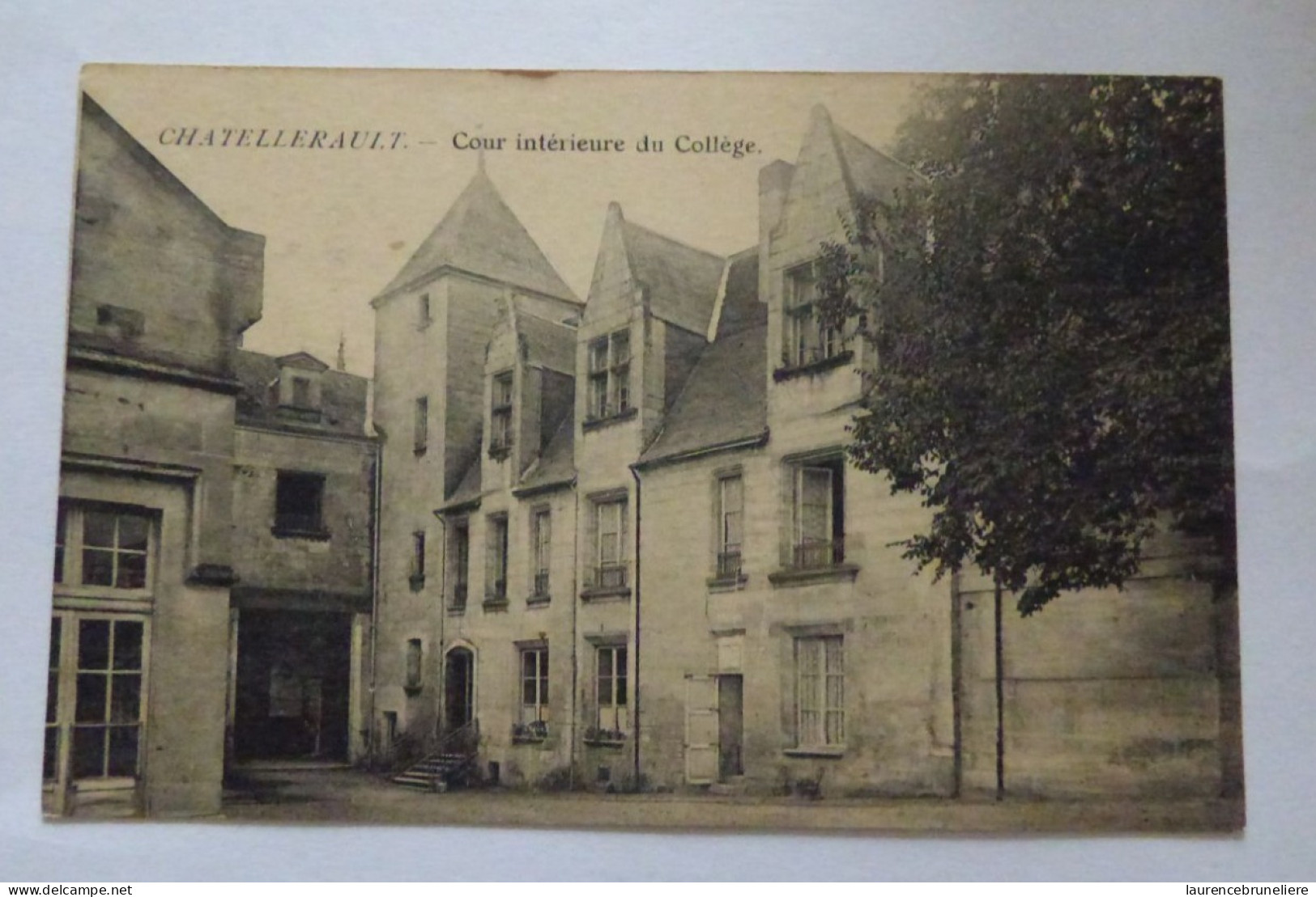 VIENNE -CHATELLERAULT  - COUR INTERIEURE DU COLLEGE - Chatellerault