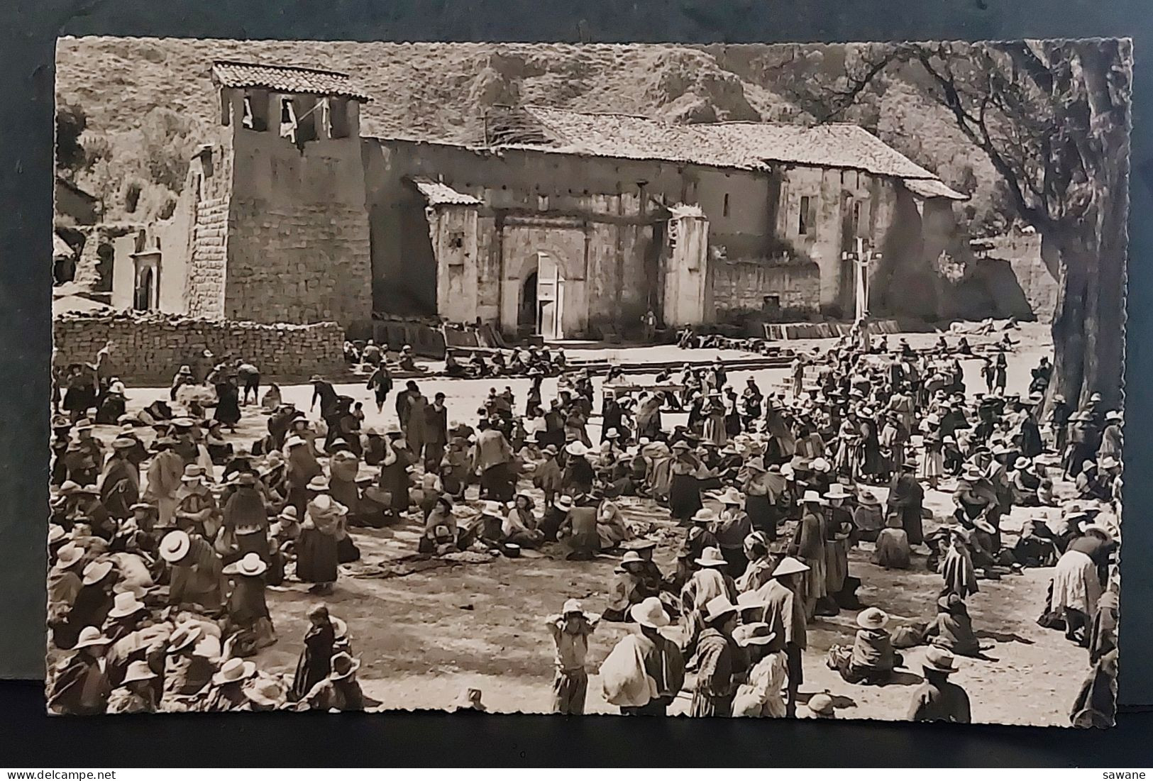 PEROU , PERU , PISAC ,  FOTO , PRINCIPAL SQUARE AND THE CHURCH , PLAZA PRINCIPAL CON IGLESIA , L11A - Pérou