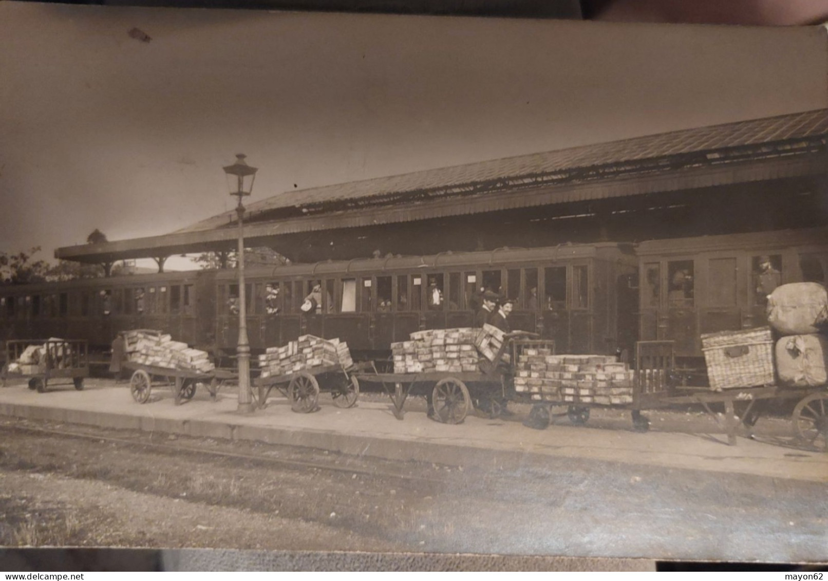 CPA PHOTO - REDON 35 - LOCOMOTIVE/ TRAIN A VAPEUR EN GARE DE REDON - GROS PLAN CHEMINOT - TRANSPORT MARCHANDISE TOP - Gares - Avec Trains