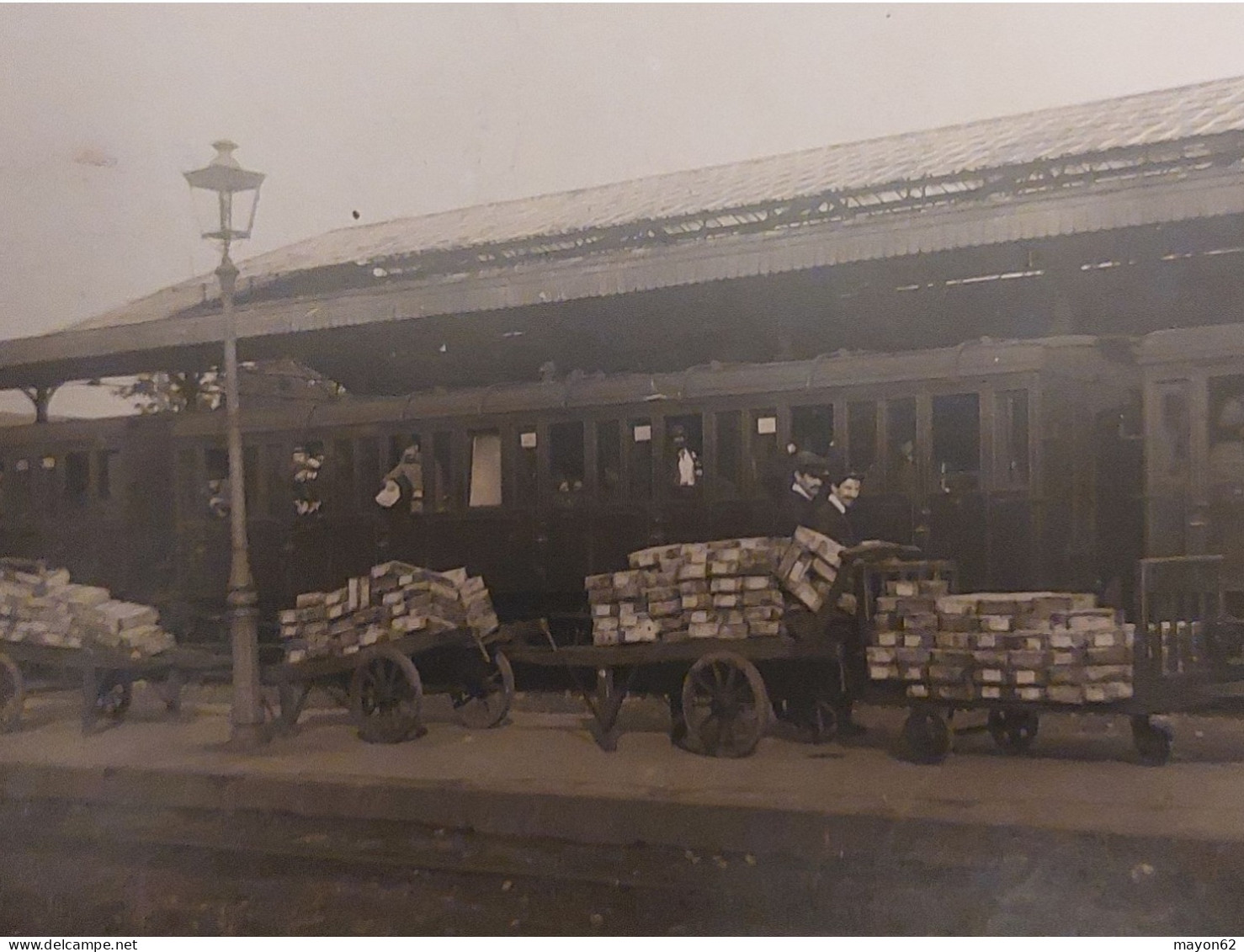 CPA PHOTO - REDON 35 - LOCOMOTIVE/ TRAIN A VAPEUR EN GARE DE REDON - GROS PLAN CHEMINOT - TRANSPORT MARCHANDISE TOP - Stations With Trains