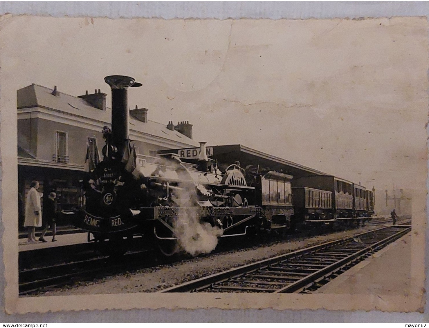 LOCOMOTIVE VAPEUR EN GARE DE REDON 35 POUR RENNES - COMPAGNIE L'OUEST - GROS PLAN TRAIN EN MARCHE 12.5cm × 8.5cm - Eisenbahnen