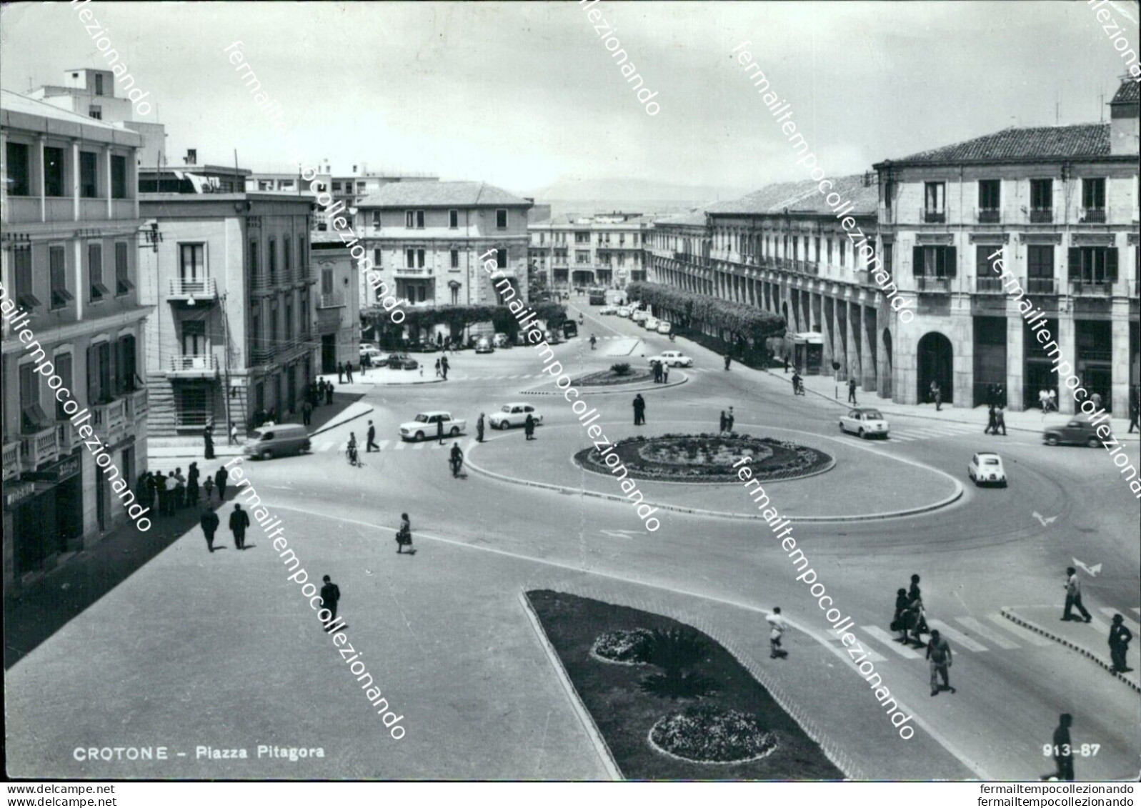 Ao613 Cartolina Crotone Citta' Piazza Pitagora - Crotone