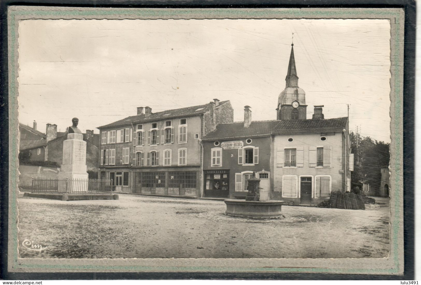 CPSM Dentelée - LAMARCHE (88) - Aspect De La Statue Et Place Bellune En 1960 - Lamarche