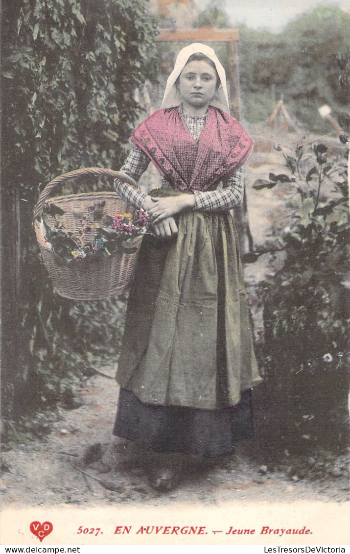 FOLKLORE - En Auvergne - Jeune Brayaude - Carte Postale Ancienne - Bekende Personen