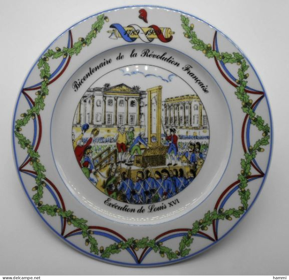 Assiette Bicentenaire Révolution Française Exécution LOUIS XVI En Porcelaine Apilco Styliste Bernadette Frappier - Assiettes