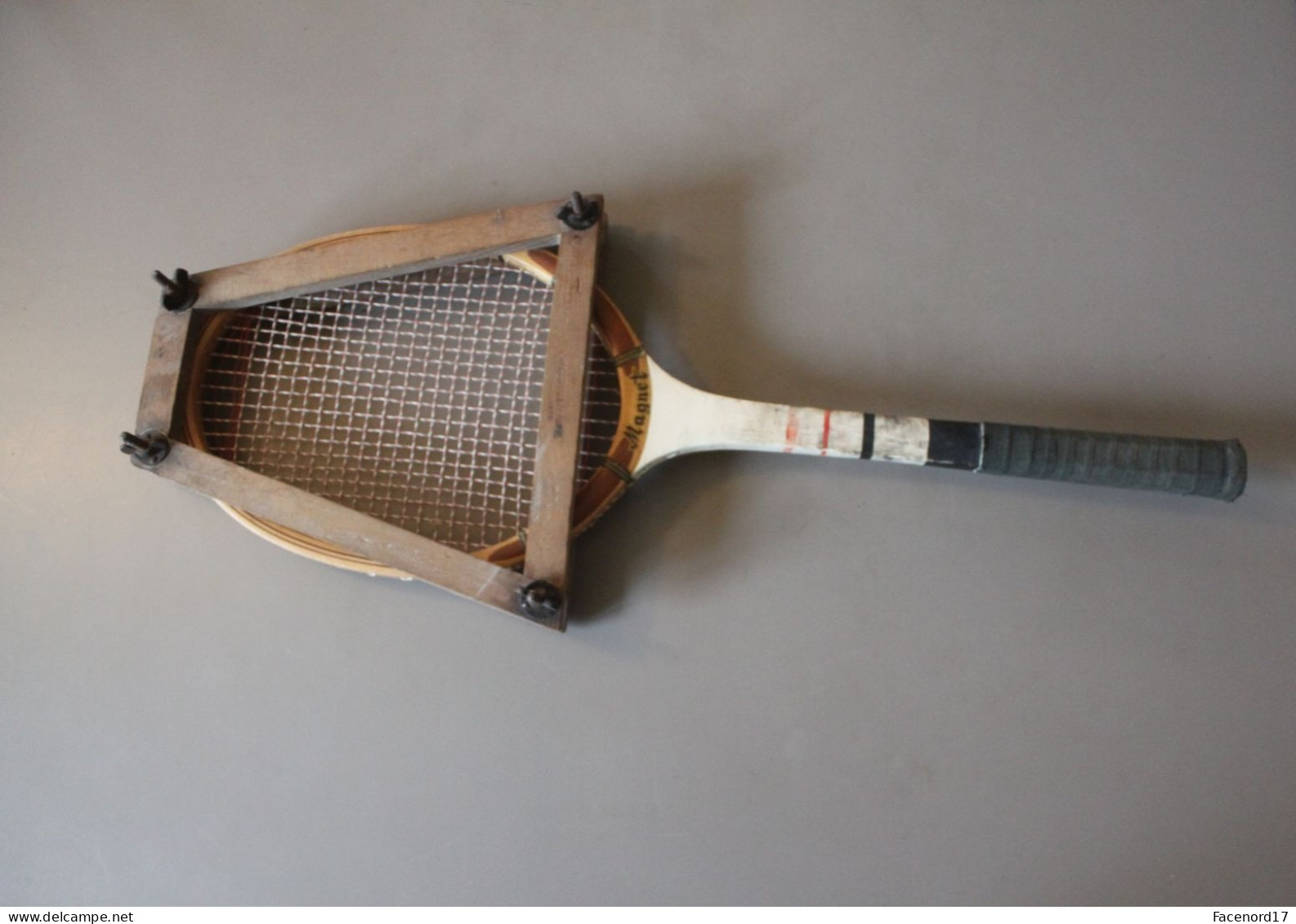 Raquette De Tennis Ancienne Magnet En Bois Made In Pakistan Avec Presse Cadre En Bois - Sonstige & Ohne Zuordnung