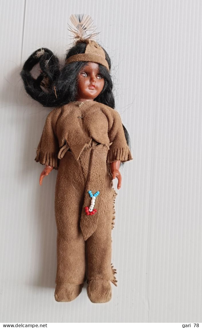 Poupée Indienne, Habillée En Daim - Dolls