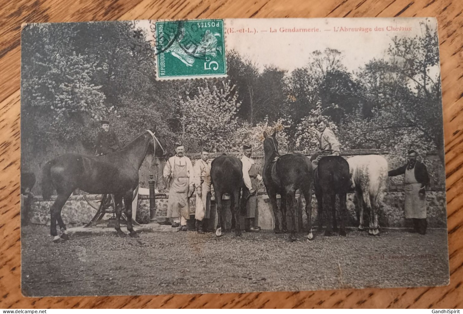 Courtalain - La Gendarmerie - L'Abreuvage Des Chevaux - Gendarmes - Petite Fente à 5h - Courtalain