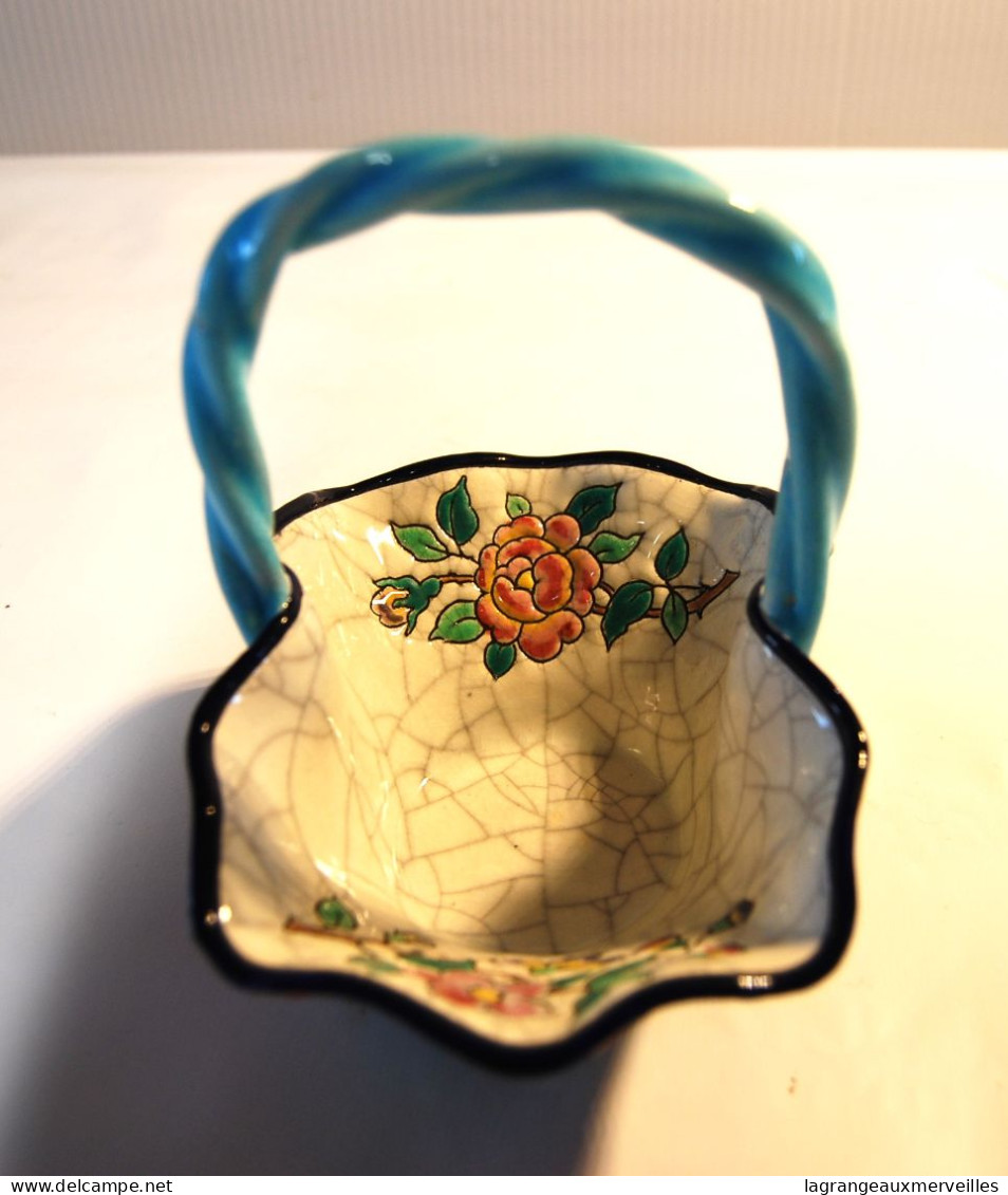 E2 Panier en émaux cernés sur faience à décor de fleurettes - Anse torsadée turquoise - Cachet des émaux