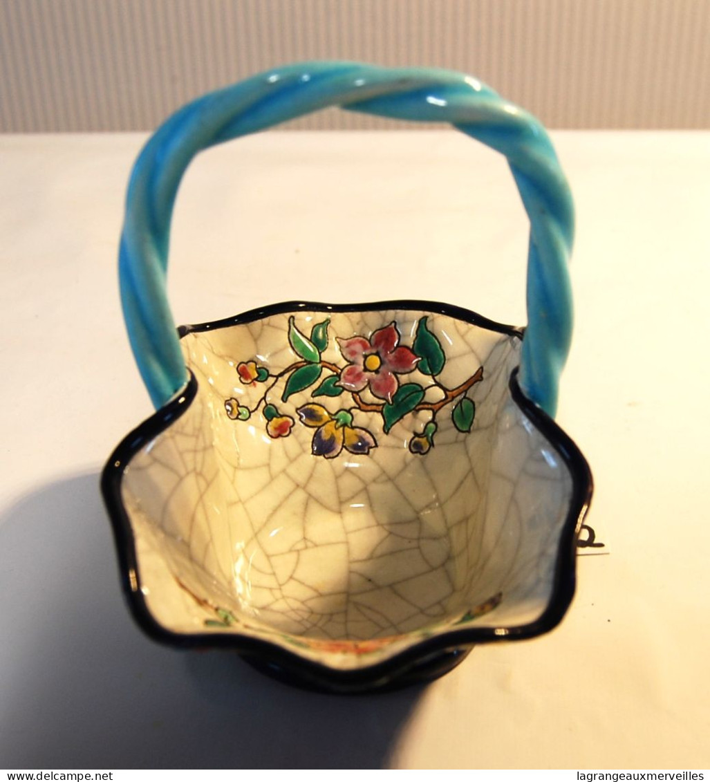 E2 Panier en émaux cernés sur faience à décor de fleurettes - Anse torsadée turquoise - Cachet des émaux