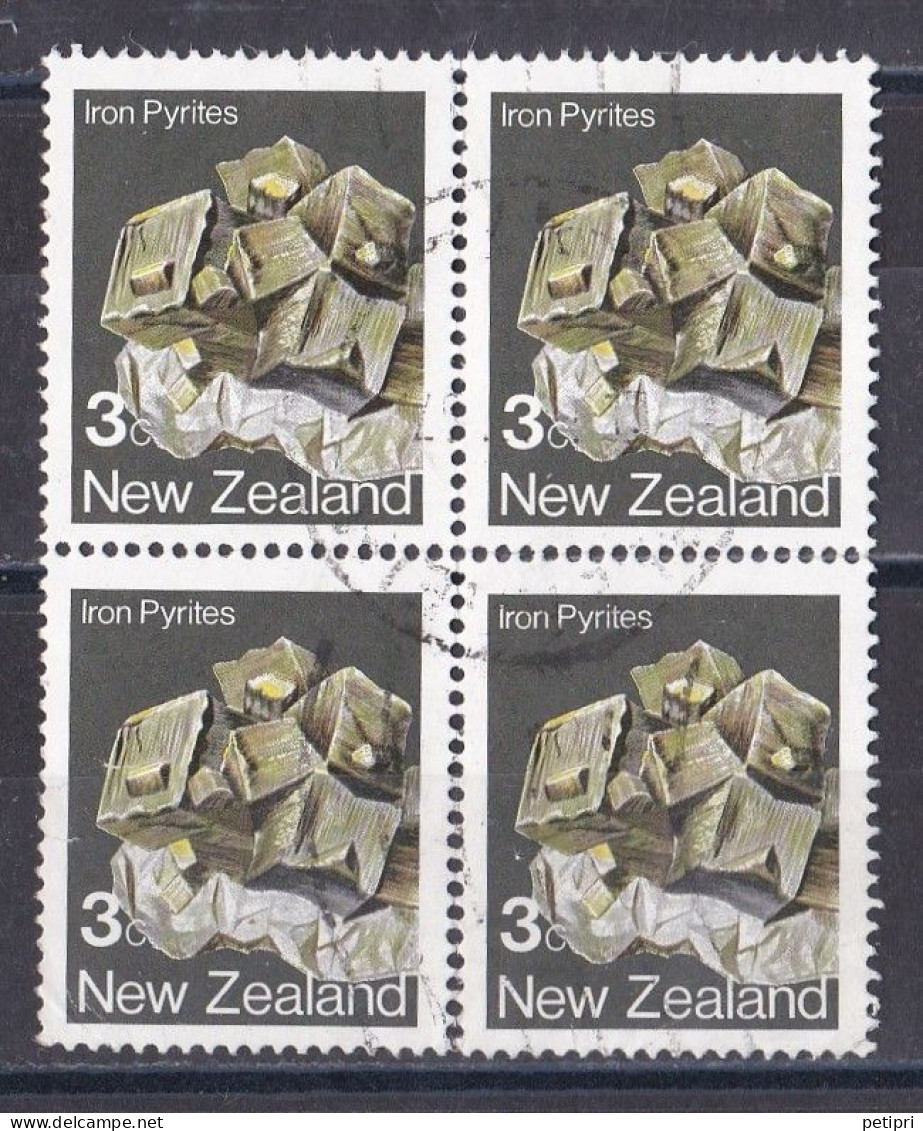 Nouvelle Zélande  1980 - 1989    Y&T  N °  827  Oblitéré  Bloc De 4 - Oblitérés