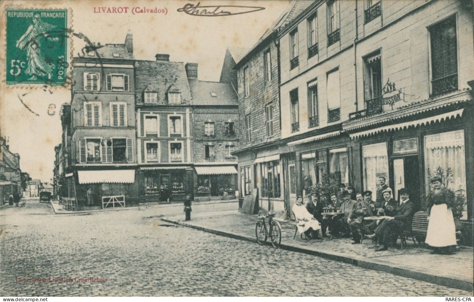 14 LIVAROT - LA PLACE ET LE CAFE HUSSON - Livarot