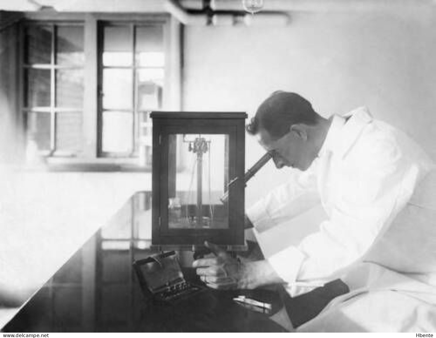 Radium Institute London Balancing Room Scientist Scales 1910 (Photo) - Personnes