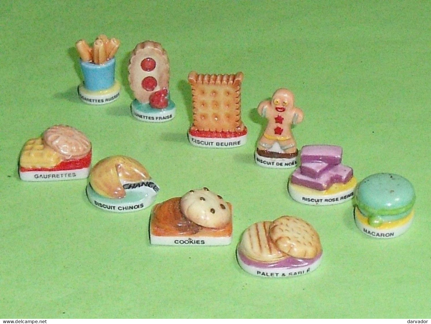 Lot de 20 fèves en porcelaine, fèves galette des rois, fèves françaises  vintage, fèves de collection, fèves Disney. -  France