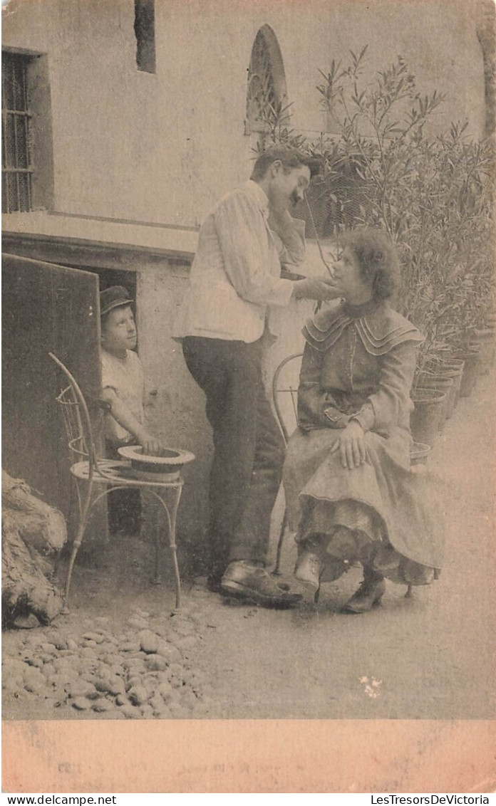 COUPLES - Homme Caressant Sa Femme - Carte Postale Ancienne - Koppels