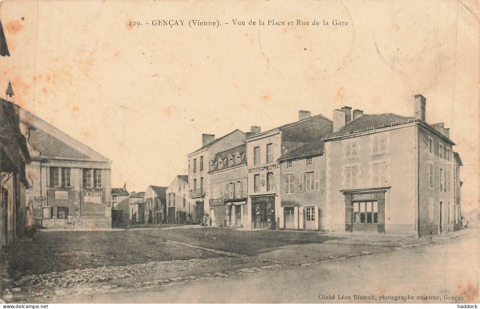 GENCAY : VUE DE LA PLACE ET RUE DE LA GARE - Gencay