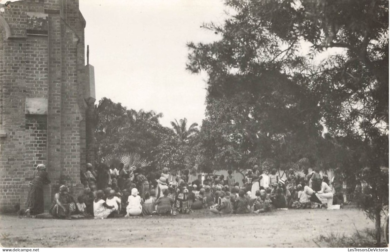 EVENEMENT - Groupe De Personnes Rassemblé Devant Une église - Afrique - Tropiques - Carte Postale Ancienne - Sonstige & Ohne Zuordnung