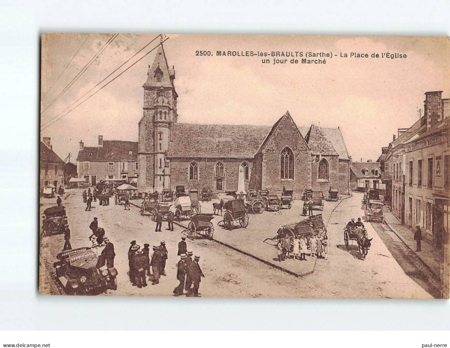 MAROLLES LES BRAULTS : La Place De L'Eglise Un Jour De Marché - Très Bon état - Marolles-les-Braults