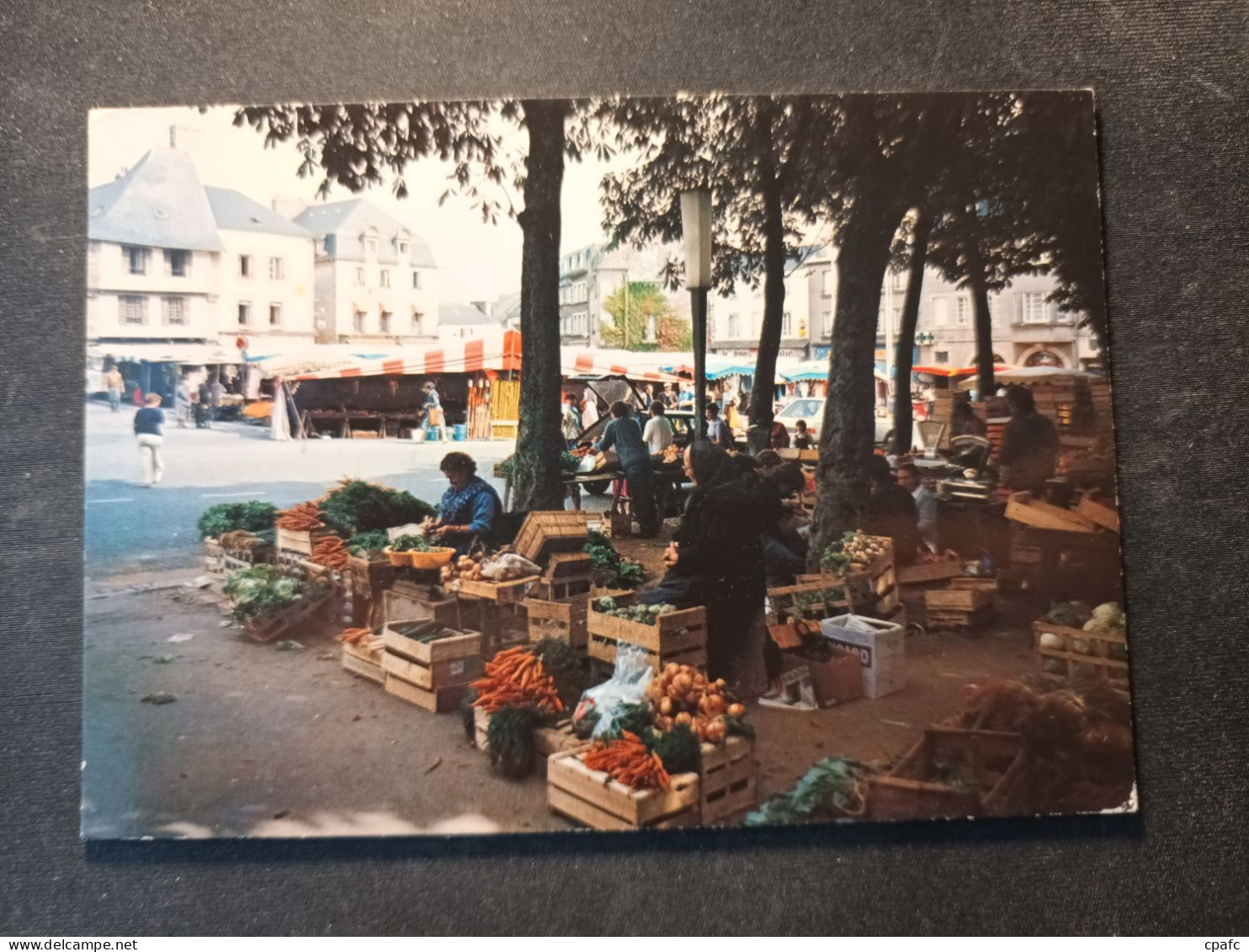 Lesneven - Marché Sur La Place Général Le Flô / Editions Moderne Jos - Lesneven