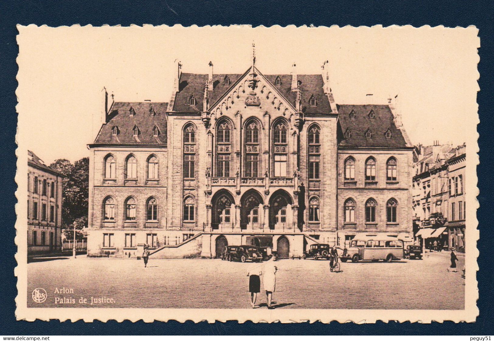 Arlon. Place Léopold. Palais De Justice. Ancien Autobus Années 30 ( Renault TN4 ?). - Arlon