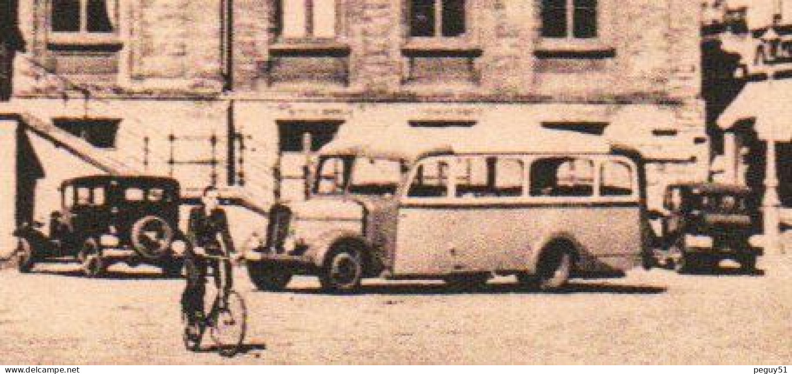 Arlon. Place Léopold. Palais De Justice. Ancien Autobus Années 30 ( Renault TN4 ?). - Aarlen