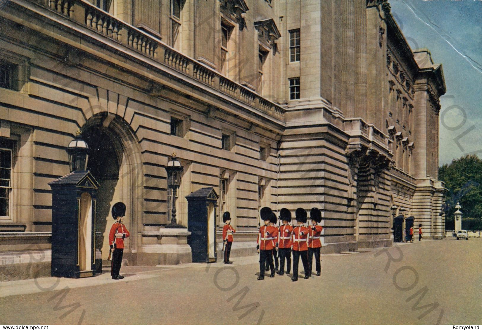 CARTOLINA  LONDON,INGHILTERRA,REGNO UNITO-BUCKINGHAM PALACE-BOLLO STACCATO,VIAGGIATA 1965 - Buckingham Palace