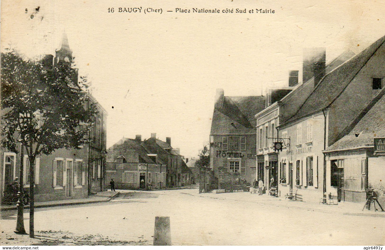 - BAUGY (18) - La Place Nationale Côté Sud Et La Mairie  -22613- - Baugy