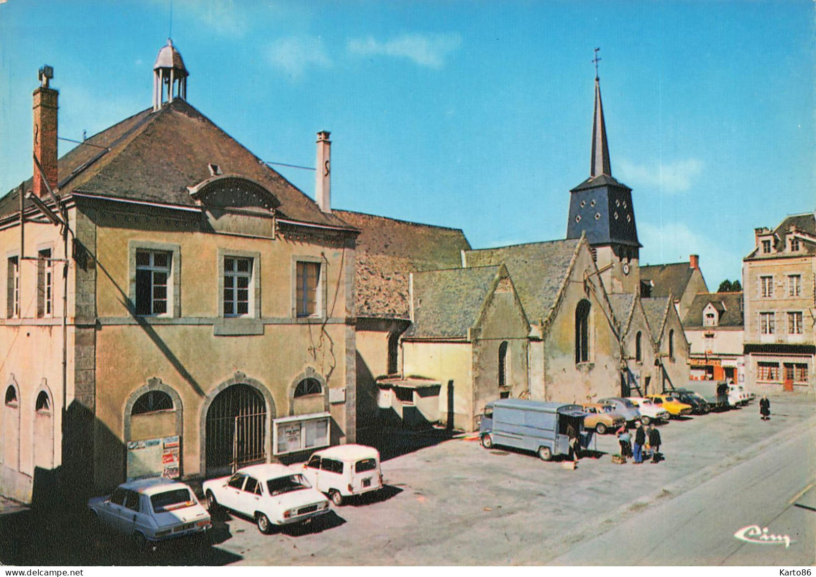 Bais * La Place De L'église Du Village * Automobiles Anciennes * Villageois - Bais