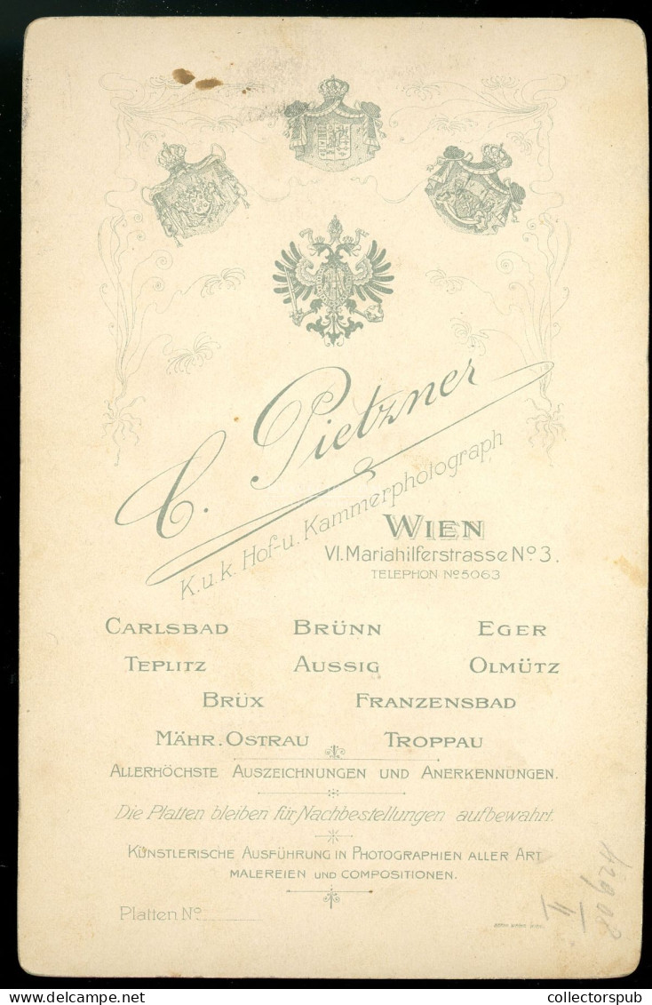 BÉCS 1890. Ca. Katona, Huszár Hadnagy, Jubileumi Emlékéremmel Cabinet Fotó - Krieg, Militär