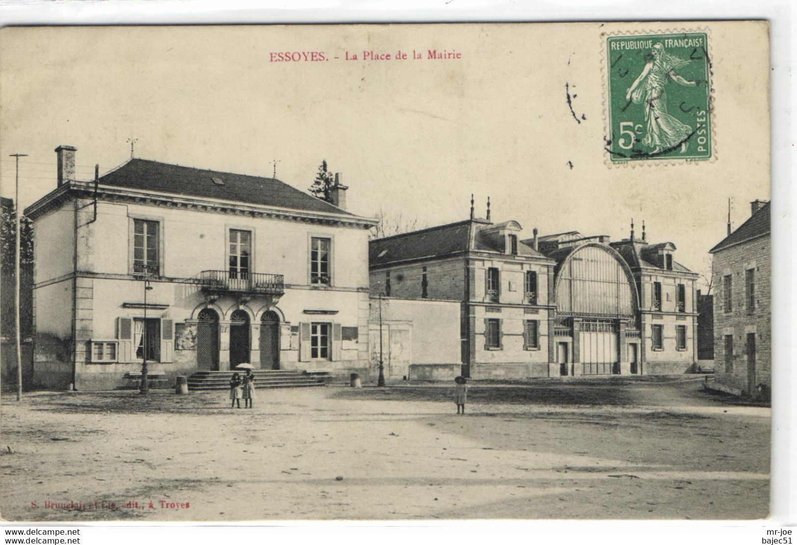 Essoyes - La Place De La Mairie - Essoyes